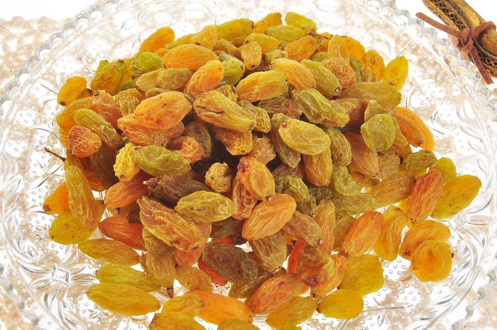盛在玻璃碗中的胡萝卜梨汤,色泽金黄,表面漂浮着几粒枸杞 胡萝卜梨汤成品图