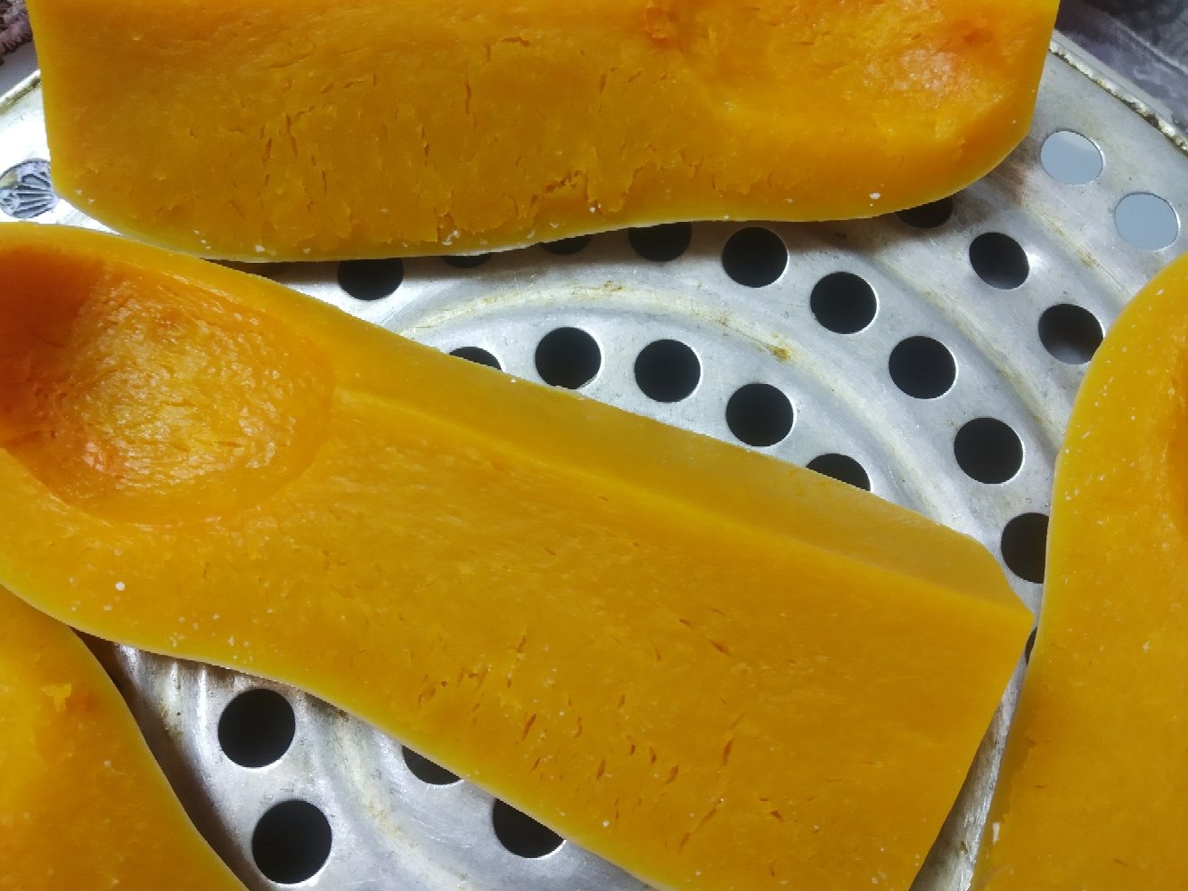 奶酪南瓜切开展示内部果肉