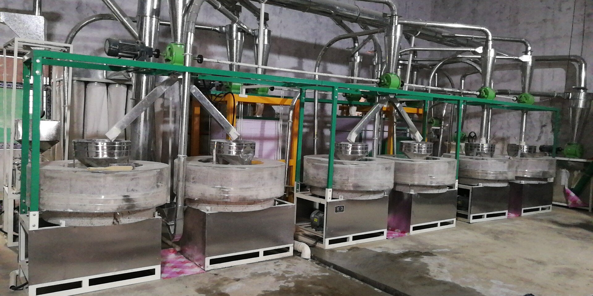 小麦专用粉智能化加工车间实景:突出高精度蛋白检测设备、自动化包装线及实时质量参数监控系统,体现高端面粉产能升级 现代化小麦专用粉加工车间内景,不锈钢管道与自动化包装线运转中,屏幕上显示“强筋小麦粉 蛋白质含量14.2%”参数,工人正在抽检刚下线的挂面产品
