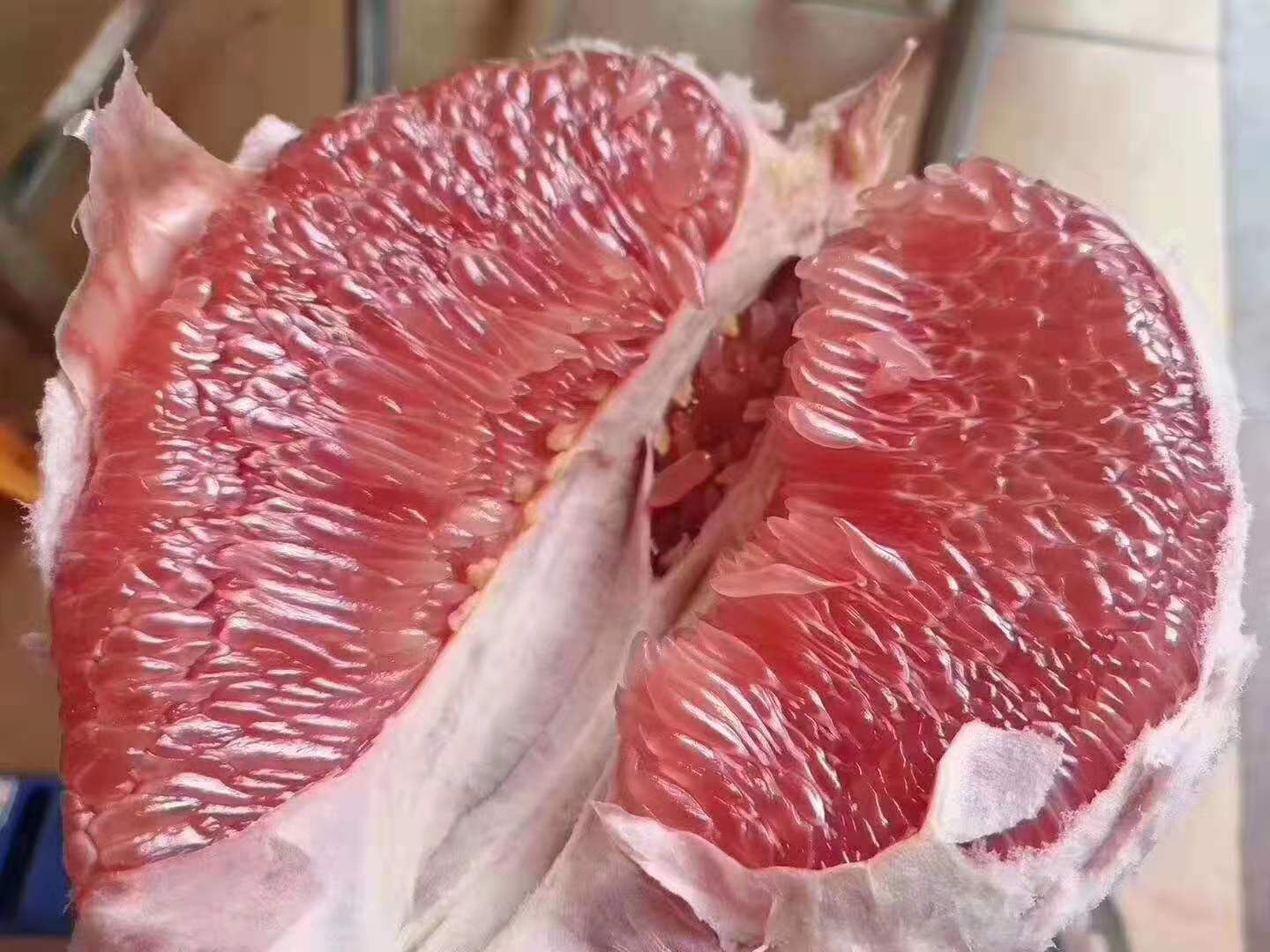 切开的海南三红蜜柚特写照片