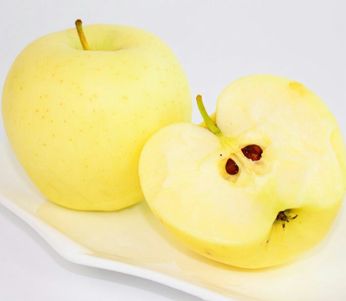 切开的黄元帅苹果展示内部结构