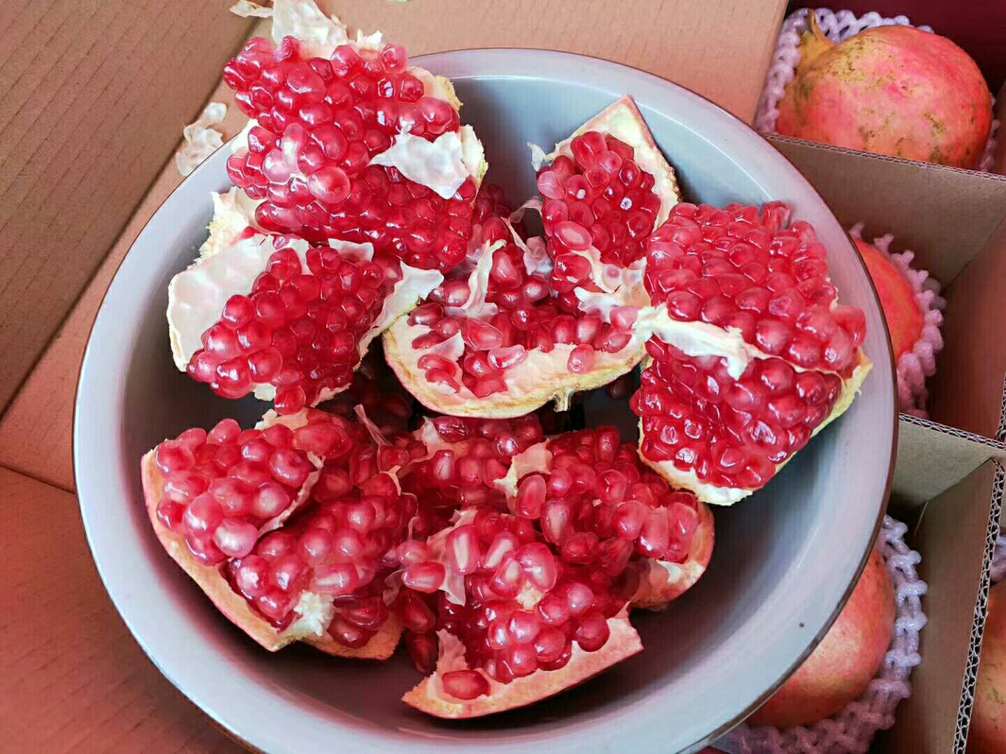 女性食用软籽石榴场景