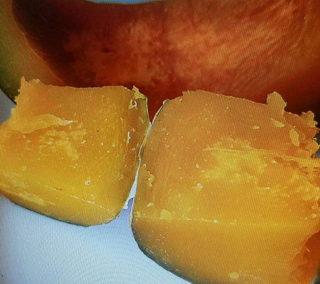 板栗南瓜的切片展示其金黄色果肉和细腻质地