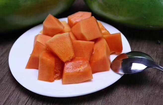 家庭分享木瓜场景