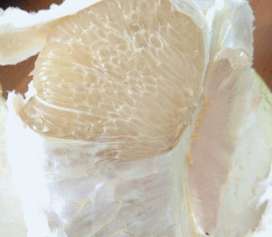 琯溪蜜柚果肉与果皮对比图