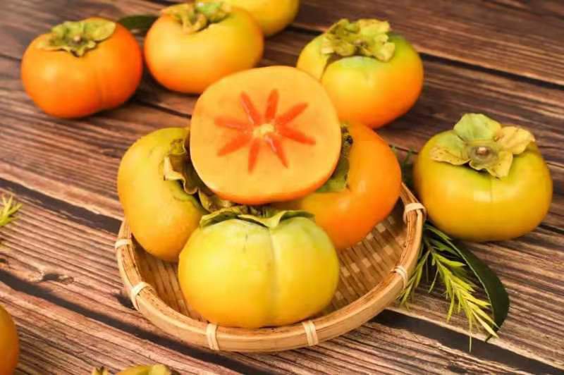 切开的巧克力甜柿横截面展示