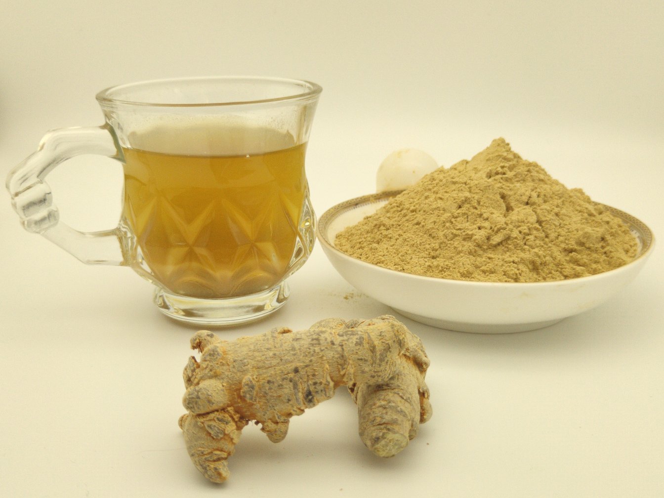 女性服用三七粉后气色改善对比图