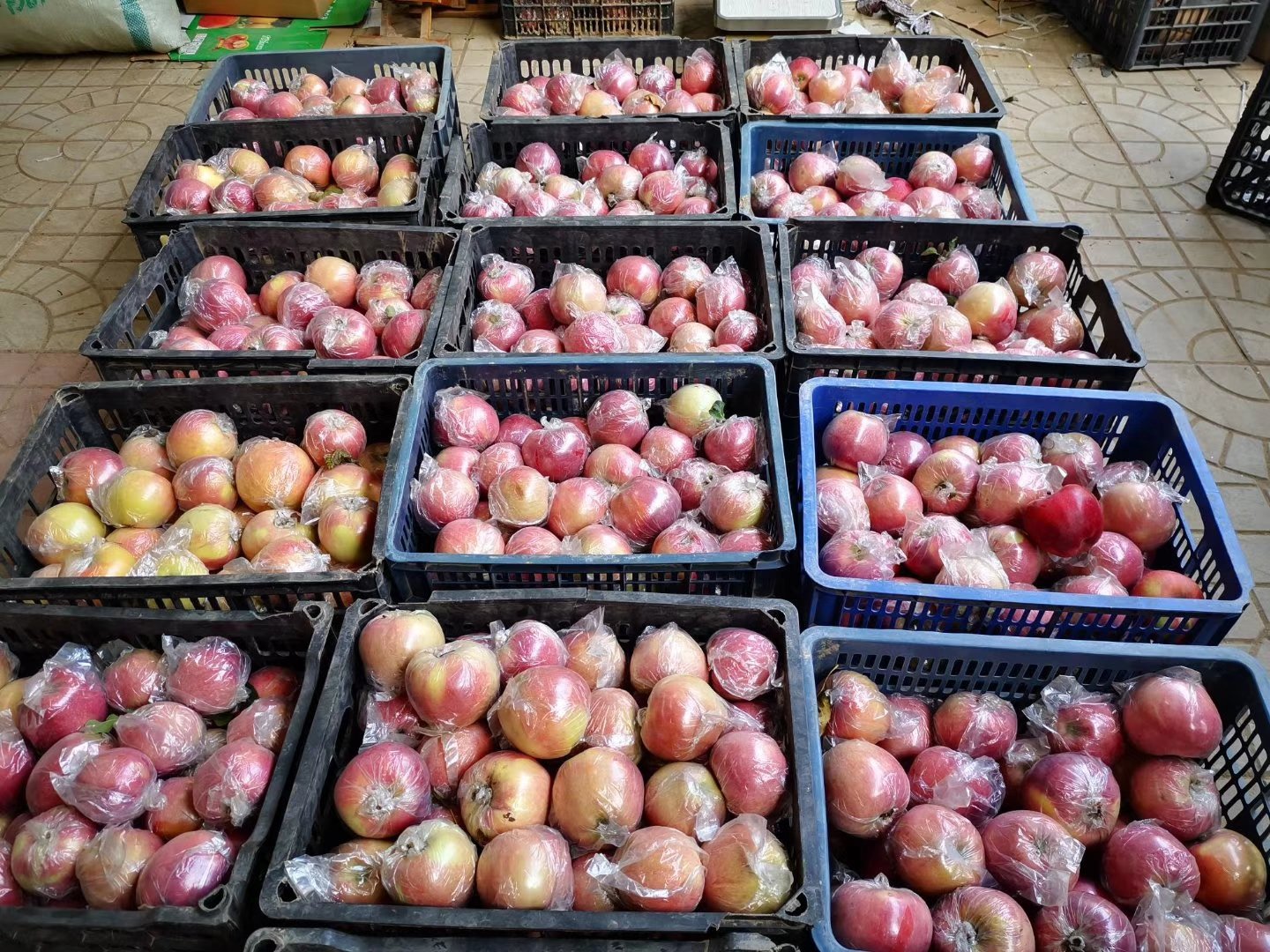 美八苹果包装与销售场景图