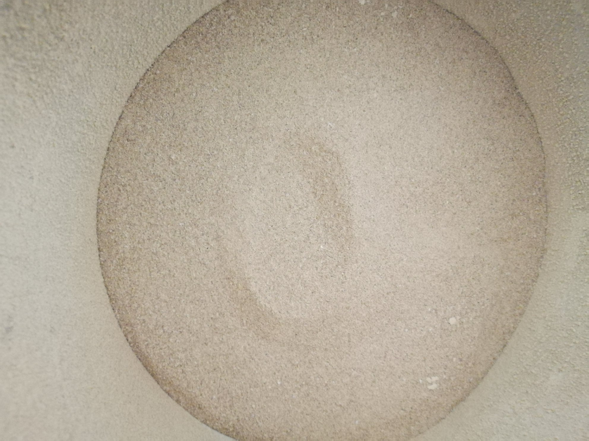 专业食品摄影:展示三色分层状态,体现不同密度与溶解特性,强调未添加任何稳定剂或色素,纯物理分离现象 玻璃高脚杯盛装渐变色果蔬汁:底层深红色(西红柿)、中层翠绿色(黄瓜)、上层浅琥珀色(苹果),呈现自然分层,杯壁凝结细密水珠,桌面铺亚麻布