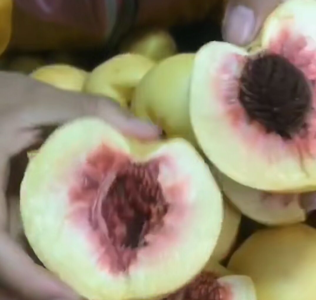 黄油桃切开果肉展示