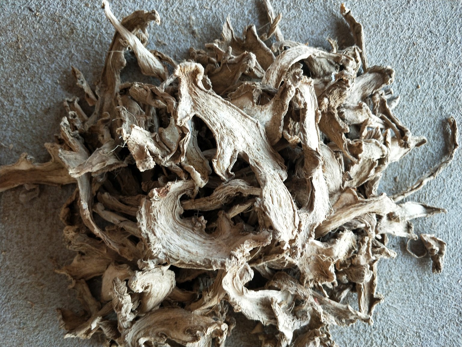 中药材摊位上的各类姜类药材展示