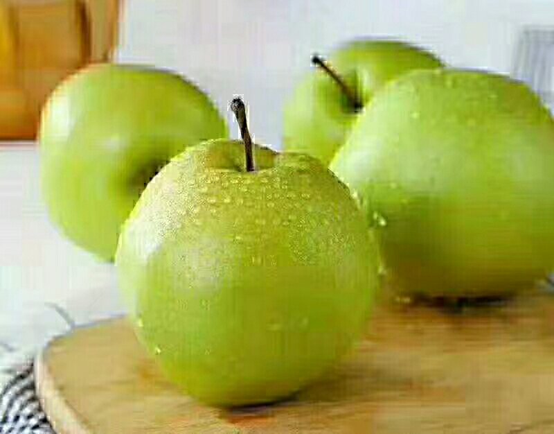 传统酸梨发酵缸与现代检测设备对比图