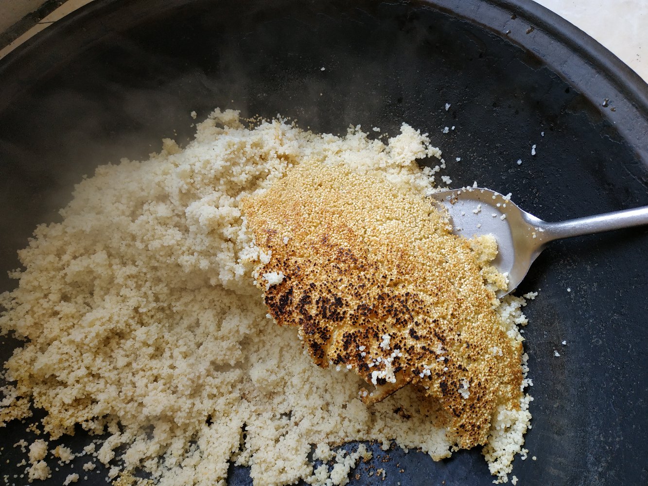 图中小米椒被用于炒菜场景,展示其在锅中翻炒的画面,背景为厨房环境 小米椒烹饪应用场景图