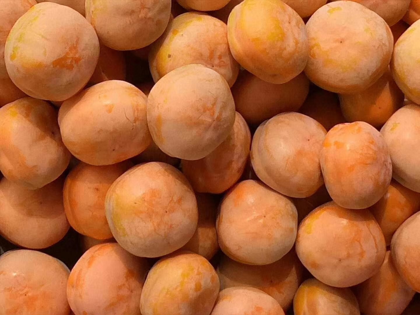 成熟的磨盘柿特写