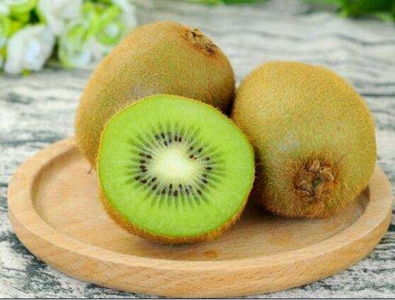 家庭厨房中猕猴桃储存场景