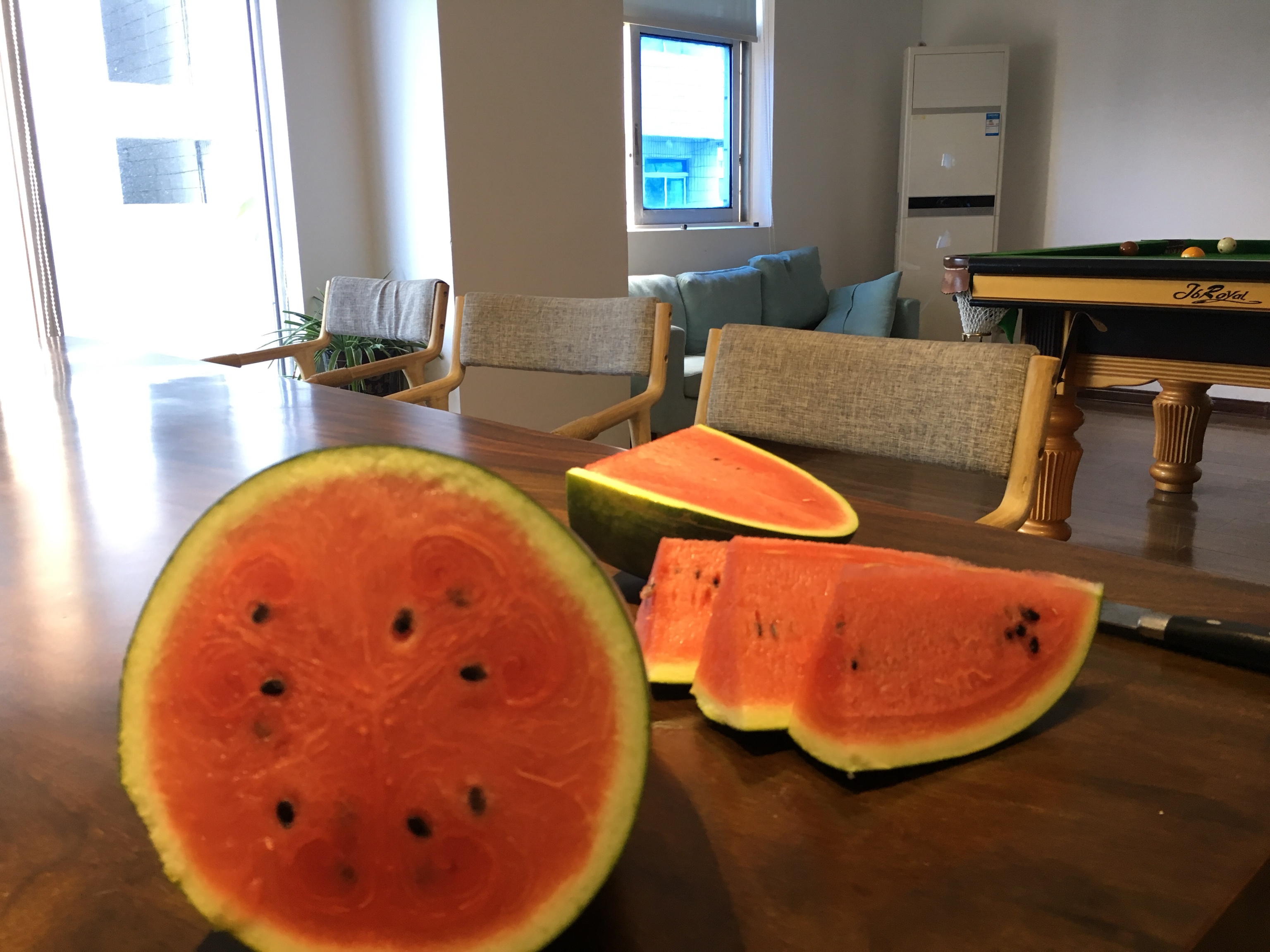 展示冰镇无籽西瓜的不同吃法,包括直接食用、果盘搭配、冰沙制作等场景 冰镇无籽西瓜的多种吃法展示图