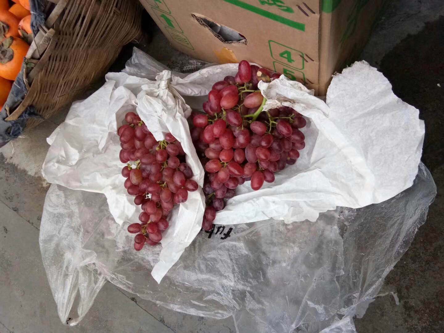 消费者正在超市挑选克伦生无籽葡萄