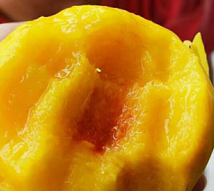 新鲜黄桃与切开发黑对比图