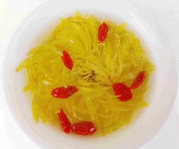 图片说明:一杯冲泡好的菊花山楂陈皮茶,茶汤呈淡红色,香气清新,适合秋季养生饮用 菊花山楂陈皮茶成品图