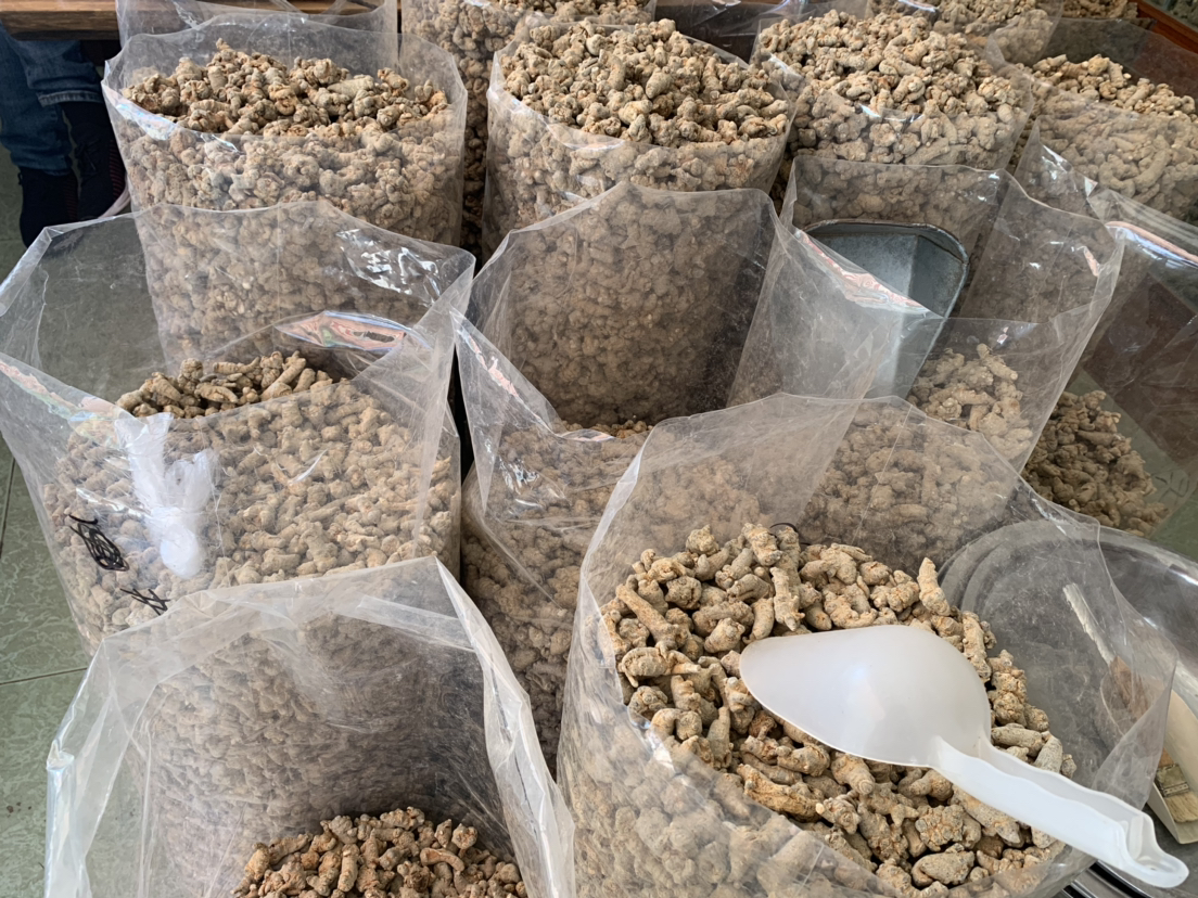 干百合装在密封罐中,旁边是产品包装和干燥剂 干百合包装与保存示意图