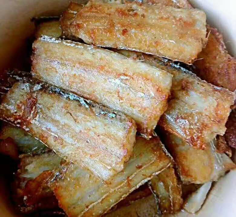 煎带鱼过程中金黄酥脆的带鱼段