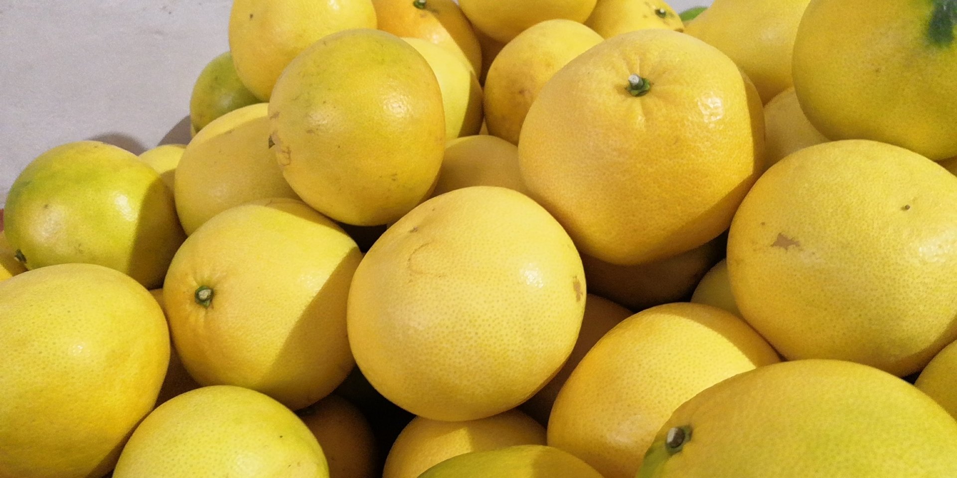 葡萄柚果皮与新鲜葡萄柚摆放图