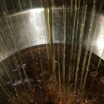 原生态压榨山茶油，气味氛芳色泽透亮营养丰富
