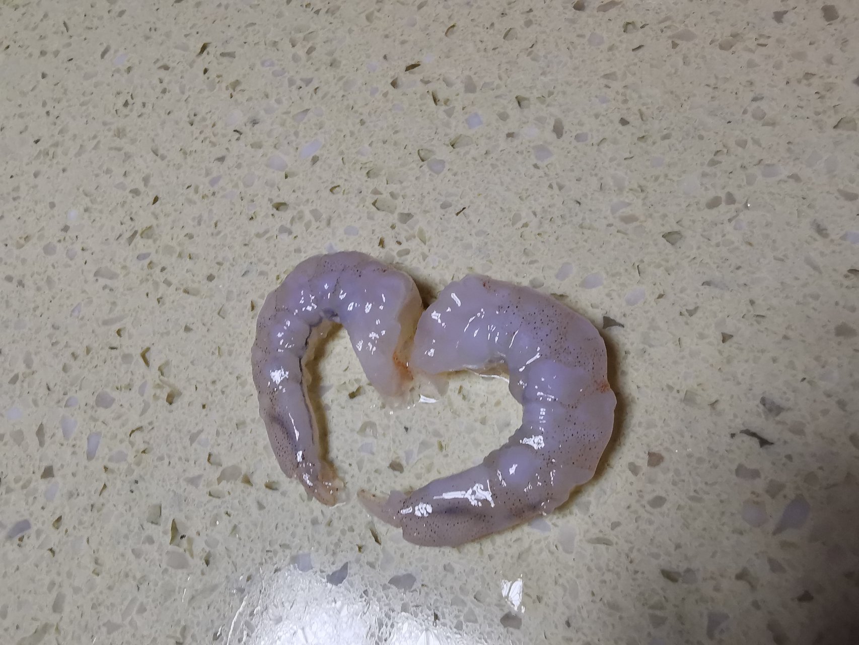 新鲜虾仁与紫色洋葱并列摆放于砧板上 虾仁与洋葱食材图