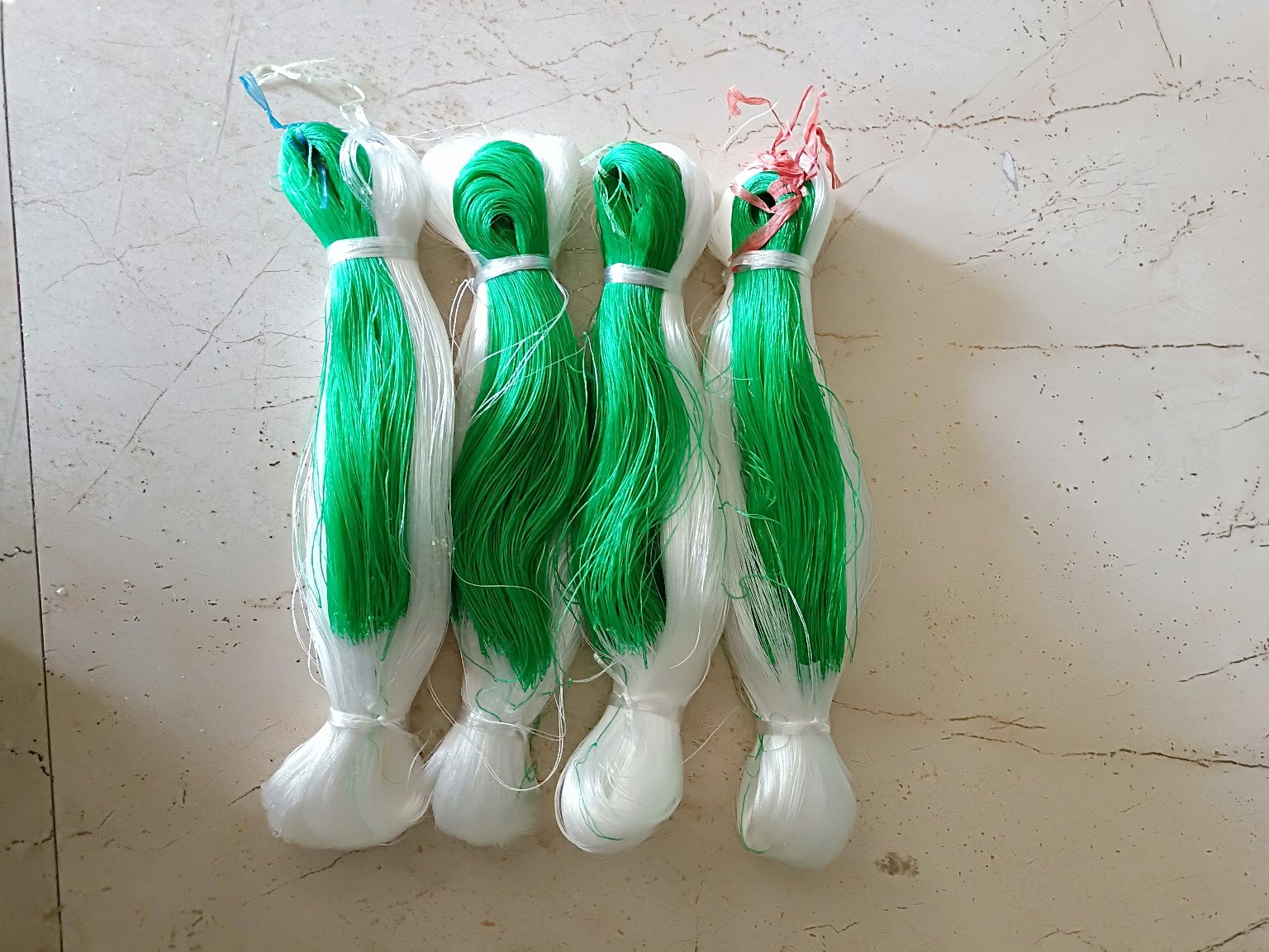 展示用瓜络制作的手工艺品,如香包、挂饰等,背景为温馨的手工工作台 瓜络制作的手工艺品