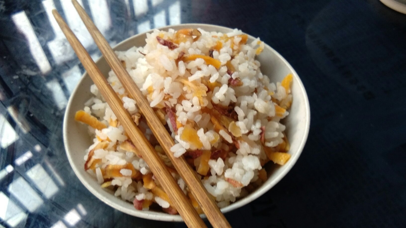 小香芹炒豆干搭配米饭和馒头的餐桌场景