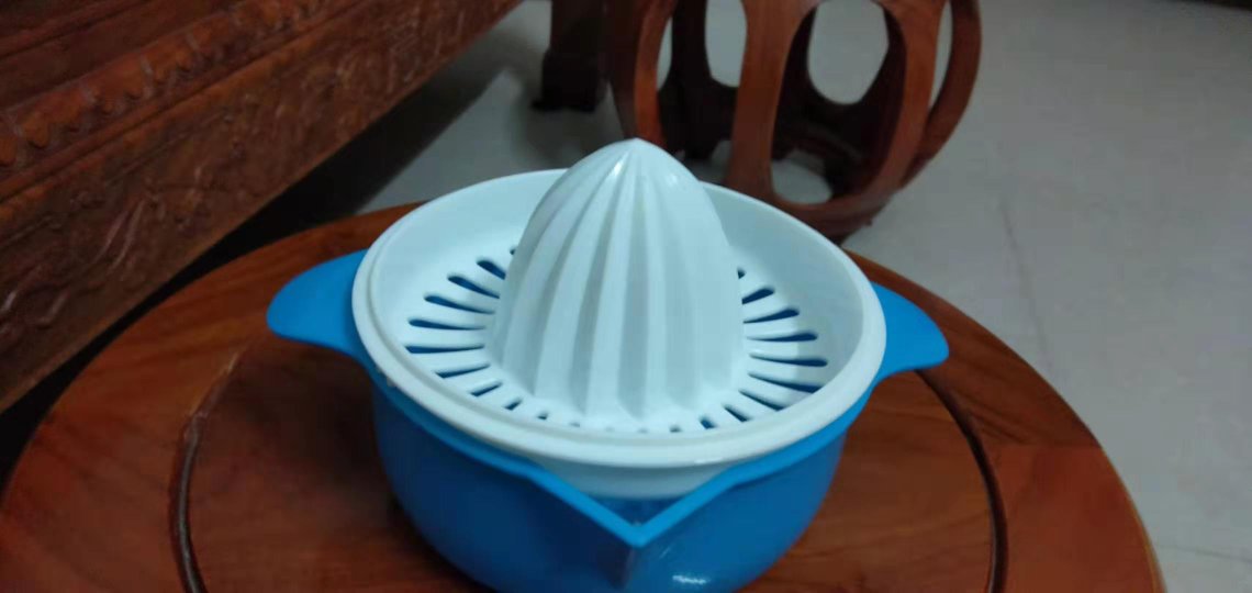 一张整洁的厨房操作台面上摆放着制作葡萄柚红茶所需的全套工具:左侧是一个不锈钢榨汁器,中间是一把玻璃量杯装有橙色果汁,前方是一个陶瓷茶壶和两个玻璃杯,右侧是蜂蜜罐、木质搅拌勺、切开的红心葡萄柚以及两个红茶包,整体布局清晰有序,光线柔和 厨房操作台上摆放全套制作工具:玻璃量杯、榨汁器、茶壶、蜂蜜罐、切好的葡萄柚、红茶包、搅拌勺,整齐排列