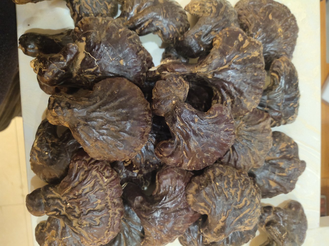 鲜人参与赤灵芝原料特写对比图