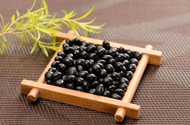 展示黑豆在心血管健康、抗氧化、肠道健康和血糖控制方面的健康益处示意图 黑豆与健康益处