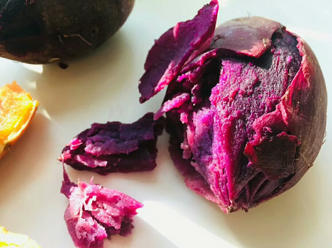 煮紫薯过程中的紫红色汤水特写