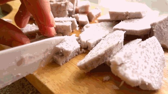 荔浦芋头在厨房中被切块蒸煮的过程,展示其烹饪方式 荔浦芋头烹饪过程图