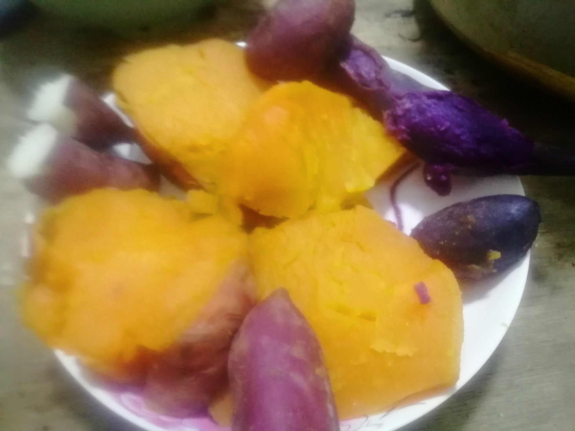 一盘刚蒸好的紫薯整齐排列在白色瓷盘中,外皮微皱,切口处呈现浓郁的紫红色,蒸汽袅袅升起,背景为浅色厨房台面,营造健康烹饪氛围 蒸熟的紫薯摆盘