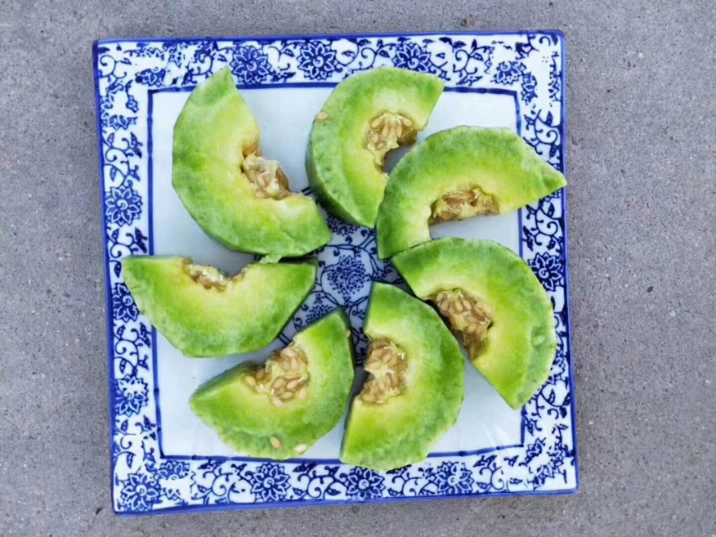 羊角蜜甜瓜切片摆盘