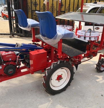 汽油自走式两行蔬菜移栽机双行花卉移栽定植机