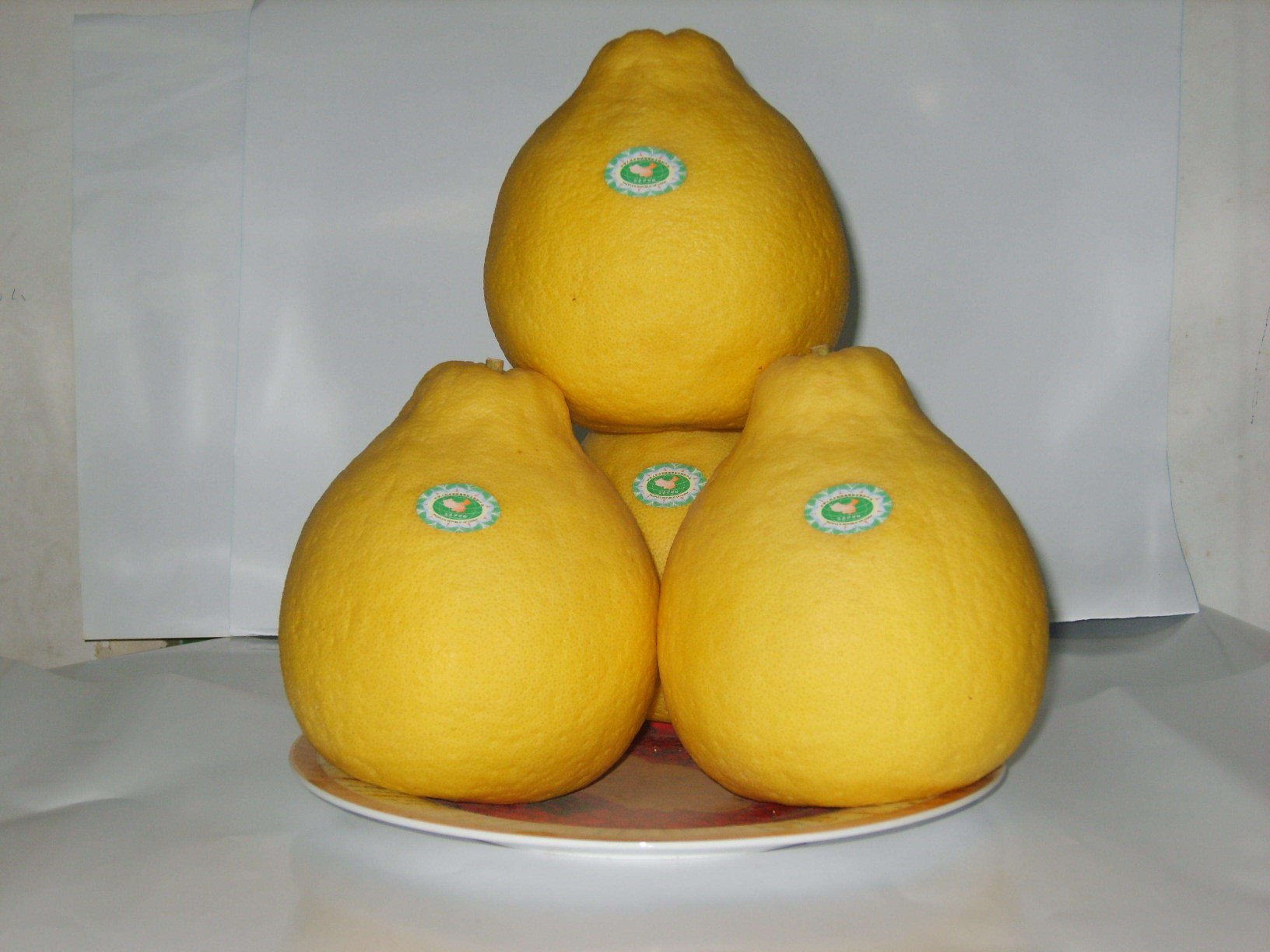 沙田柚切片与坚果搭配摆盘,展现健康饮食理念 沙田柚与坚果搭配图