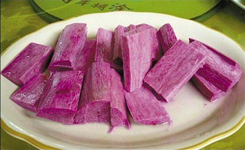 婴幼儿专用淮山红薯泥辅食摆盘,强调细腻质地与安全食材标识 婴幼儿辅食场景:玻璃碗中盛放细腻橙紫色淮山红薯泥,表面点缀两颗有机枸杞,旁置不锈钢婴儿勺与食品级硅胶围兜,背景柔和虚化