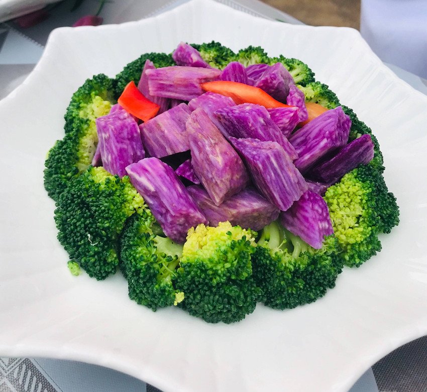 手绘风格示意图:明确标出胃不好人群食用西兰花的标准搭配比例与形态要求——蒸制西兰花与山药泥的视觉化定量组合,强调‘混合’与‘温食’两大操作要点 营养师手绘膳食搭配图:左侧蒸西兰花小碗(标注“100g熟重”),右侧山药泥小碟(标注“50g鲜重”),中间箭头标注“混合搅拌后温食”,背景为简洁厨房台面