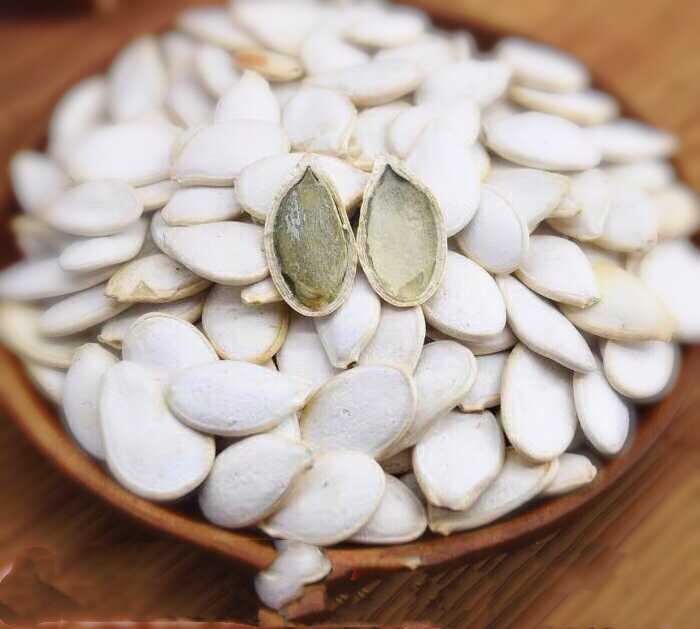 一碗清凉南瓜冷汤,表面点缀新鲜薄荷叶 南瓜冷汤与薄荷装饰