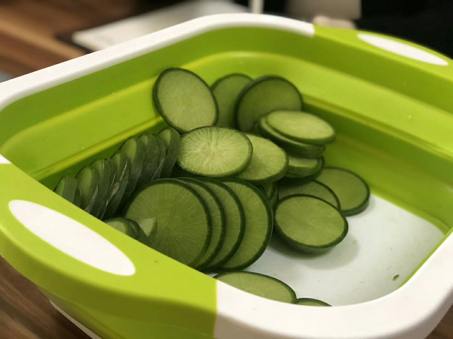 展示萝卜焯水的步骤,锅中热水,萝卜片放入其中 萝卜焯水过程