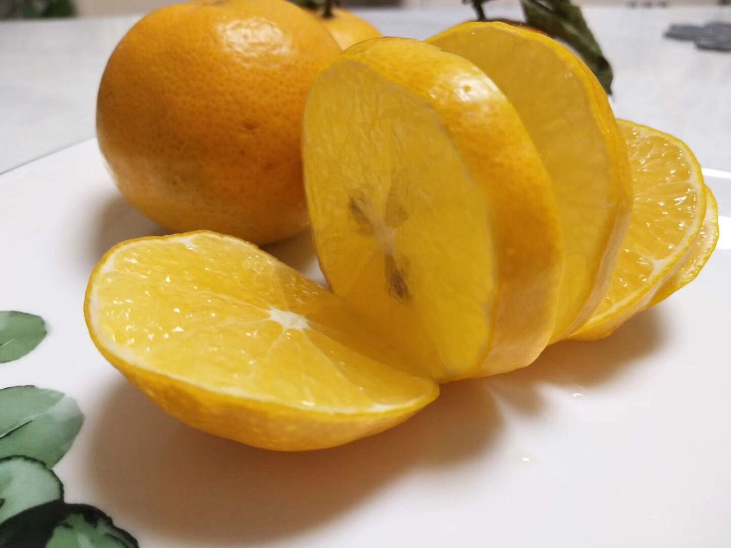 果盘中摆放着新鲜剥皮的皇帝柑,果肉饱满、色泽诱人 皇帝柑果盘