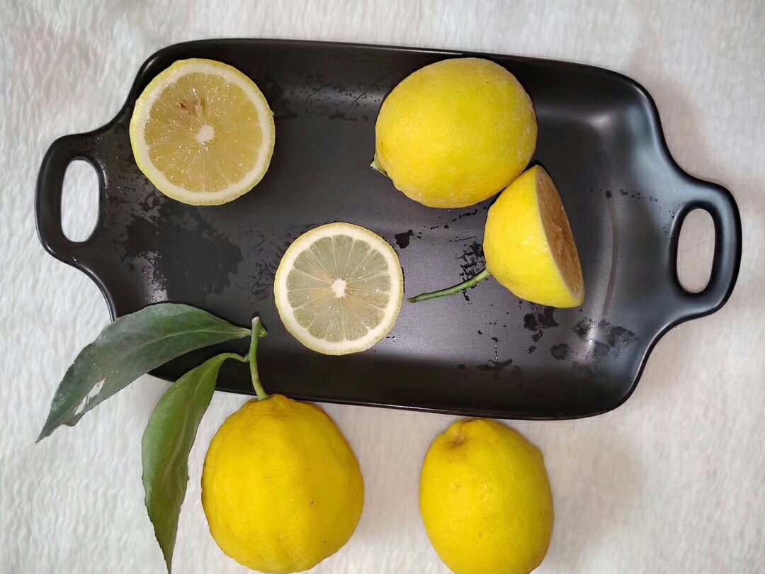 家庭制作柠檬饮品场景