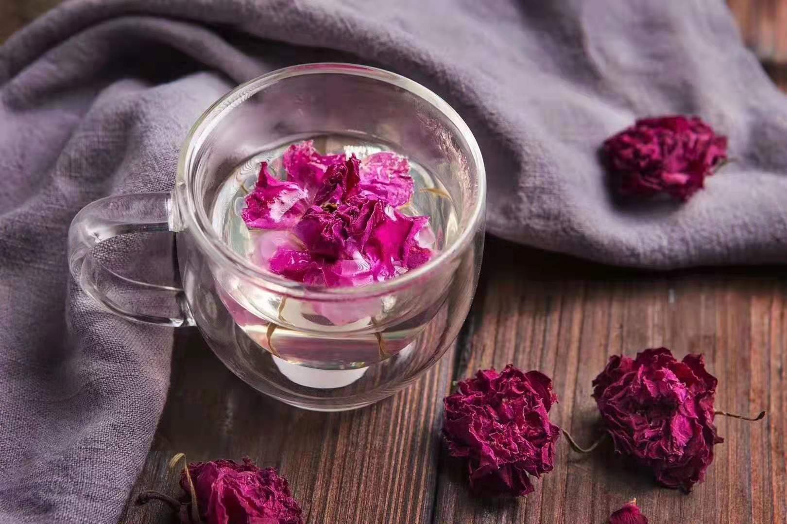 枸杞与玫瑰花茶饮的冲泡过程展示,展示干花与干果在玻璃壶中冲泡的状态 枸杞与玫瑰花茶饮的冲泡过程展示