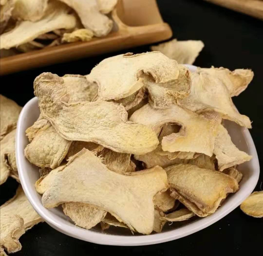 子姜在热油中煸炒过程特写