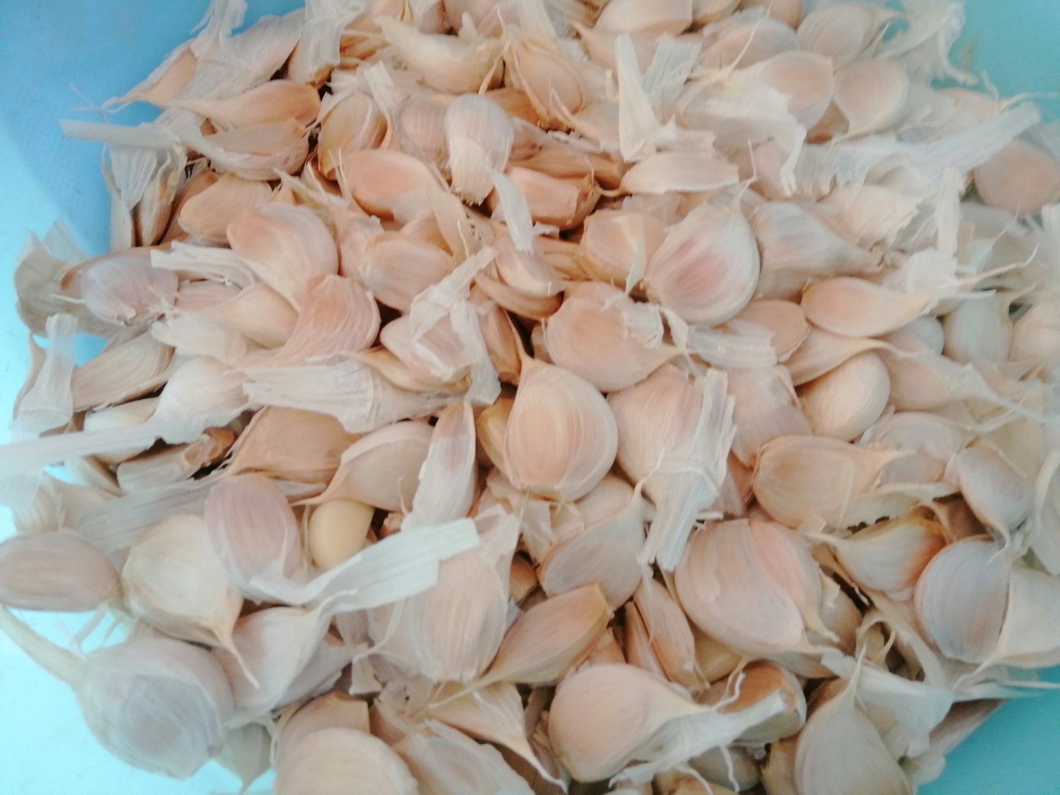 厨师正在用筷子搅拌蒜薹丝与调料,确保均匀入味 凉拌蒜薹丝拌制过程