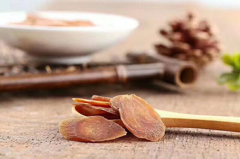 画面中央摆放一块完整的红参主根,呈深红褐色,表面有纵向皱纹;周围依次排列红参切片、红参粉、红参含片和红参口服液瓶,背景为中药柜和传统药材包装纸,体现红参多样化应用形式 红参原材与不同加工形态对比图