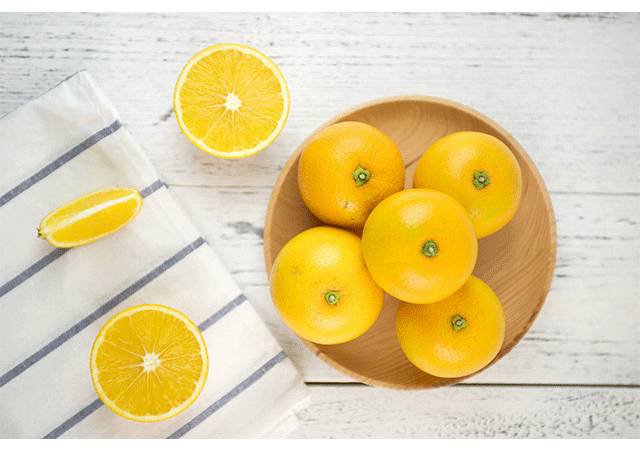 家庭餐桌上摆放的一盘剥好的冰糖橙果肉